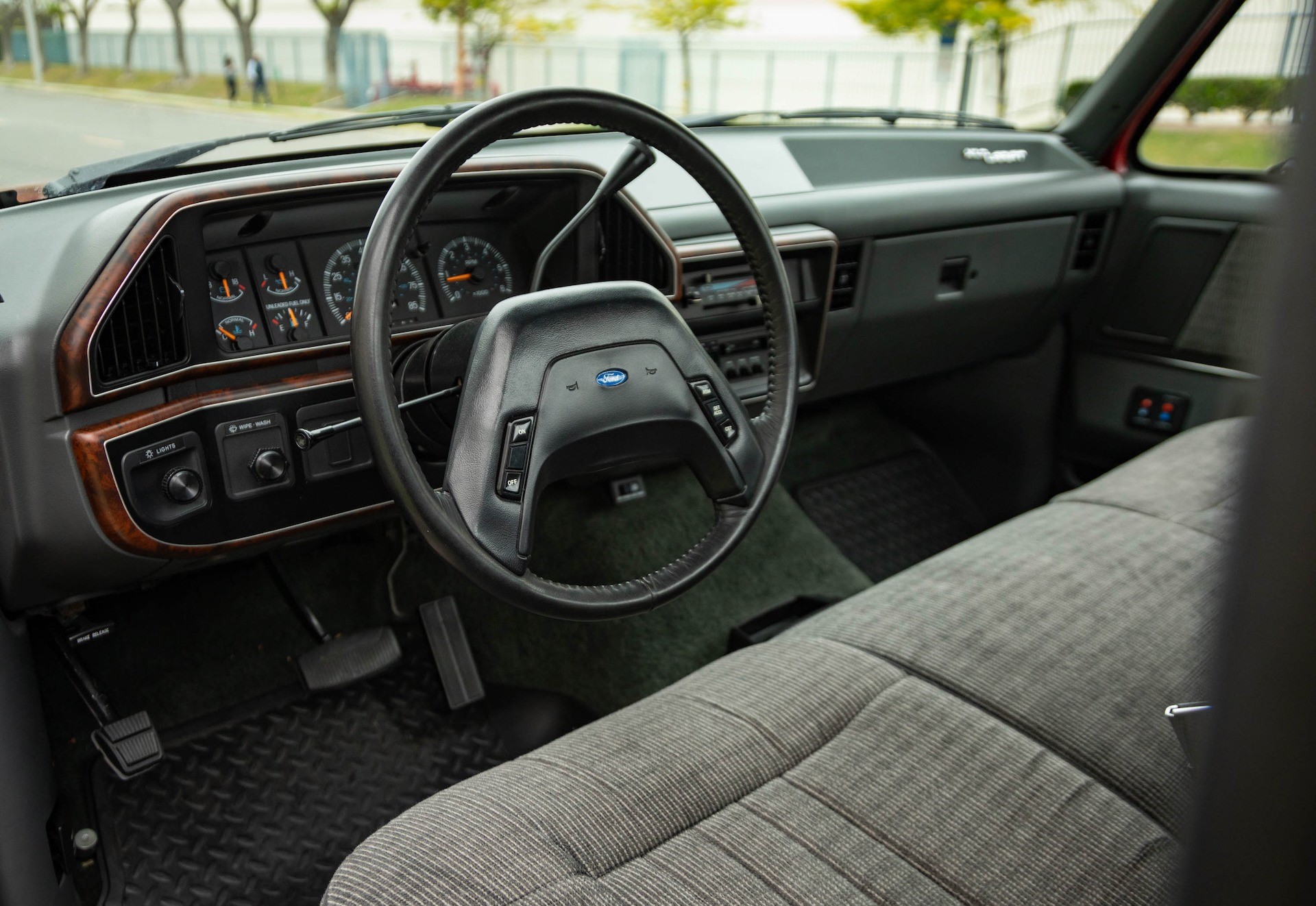 1991 Ford F-150 XLT - Plate 10